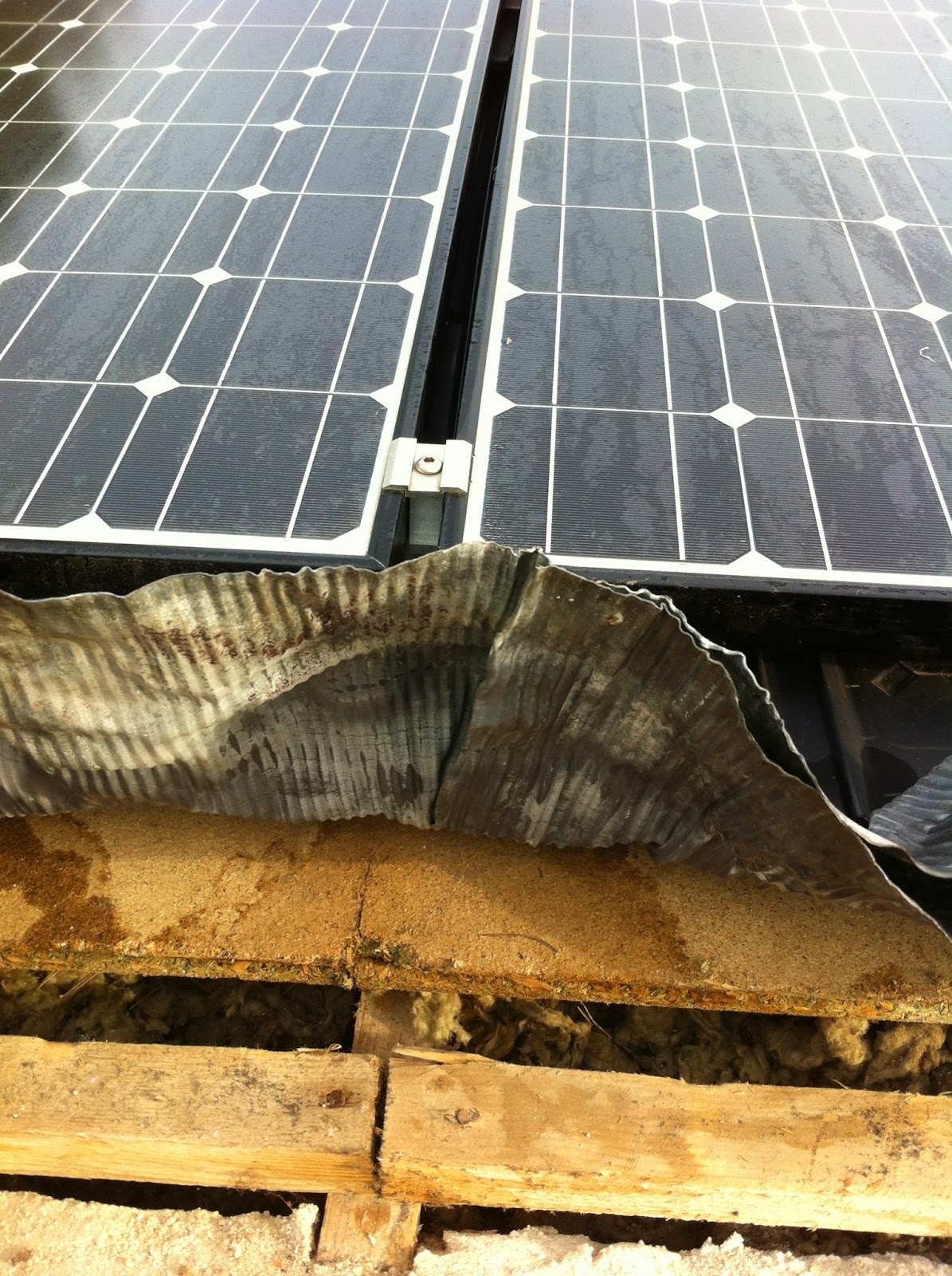 découvrez les principaux défauts des panneaux photovoltaïques liés à l'humidité. apprenez comment l'humidité peut affecter leur performance, réduire leur durée de vie et les solutions pour prévenir ces problèmes.