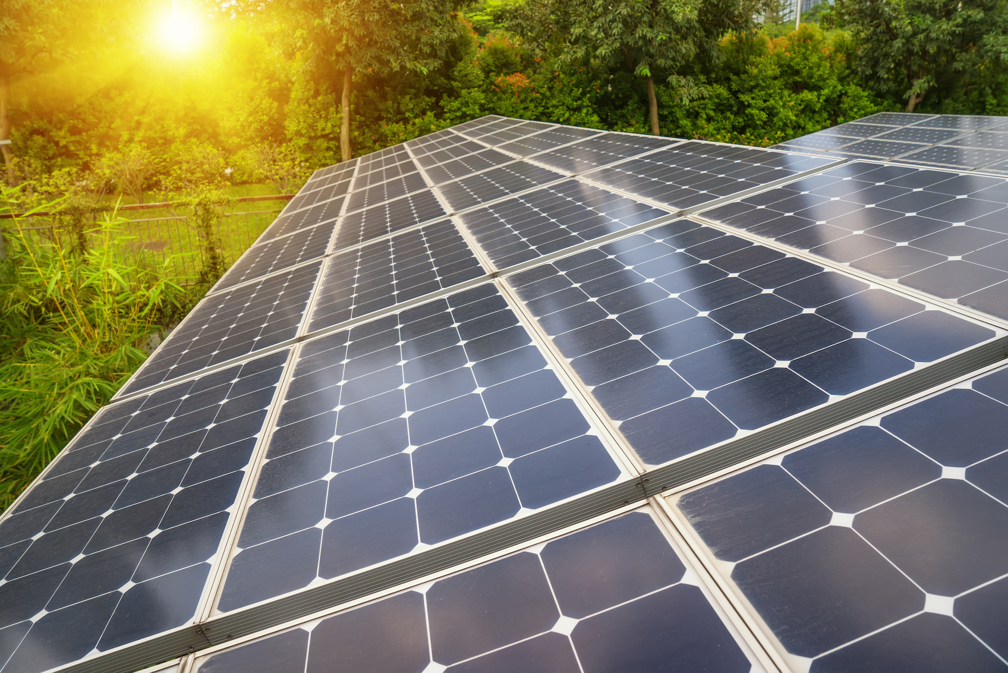 découvrez la définition d'une centrale photovoltaïque, un système de production d'énergie renouvelable qui convertit la lumière du soleil en électricité grâce à des panneaux solaires. apprenez comment ces installations contribuent à la transition énergétique et à la réduction des émissions de carbone.