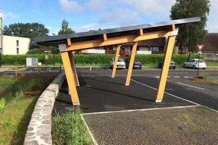 découvrez la définition d'une ombrière photovoltaïque, une solution innovante qui combine protection solaire et production d'énergie renouvelable. apprenez comment cette installation écologique transforme les espaces extérieurs en sources d'énergie durable tout en offrant un abri aux véhicules.