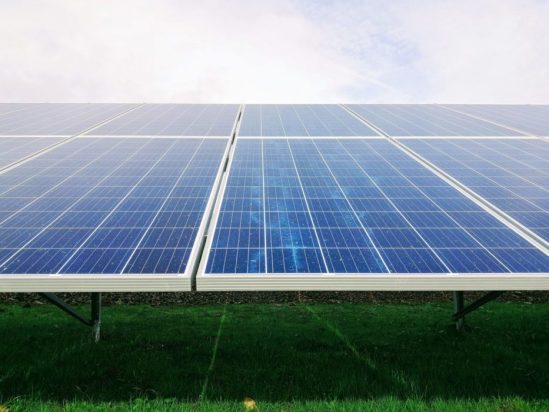 découvrez la définition du photovoltaïque, une technologie innovante qui convertit la lumière du soleil en énergie électrique. apprenez son fonctionnement, ses avantages et son rôle clé dans la transition énergétique.