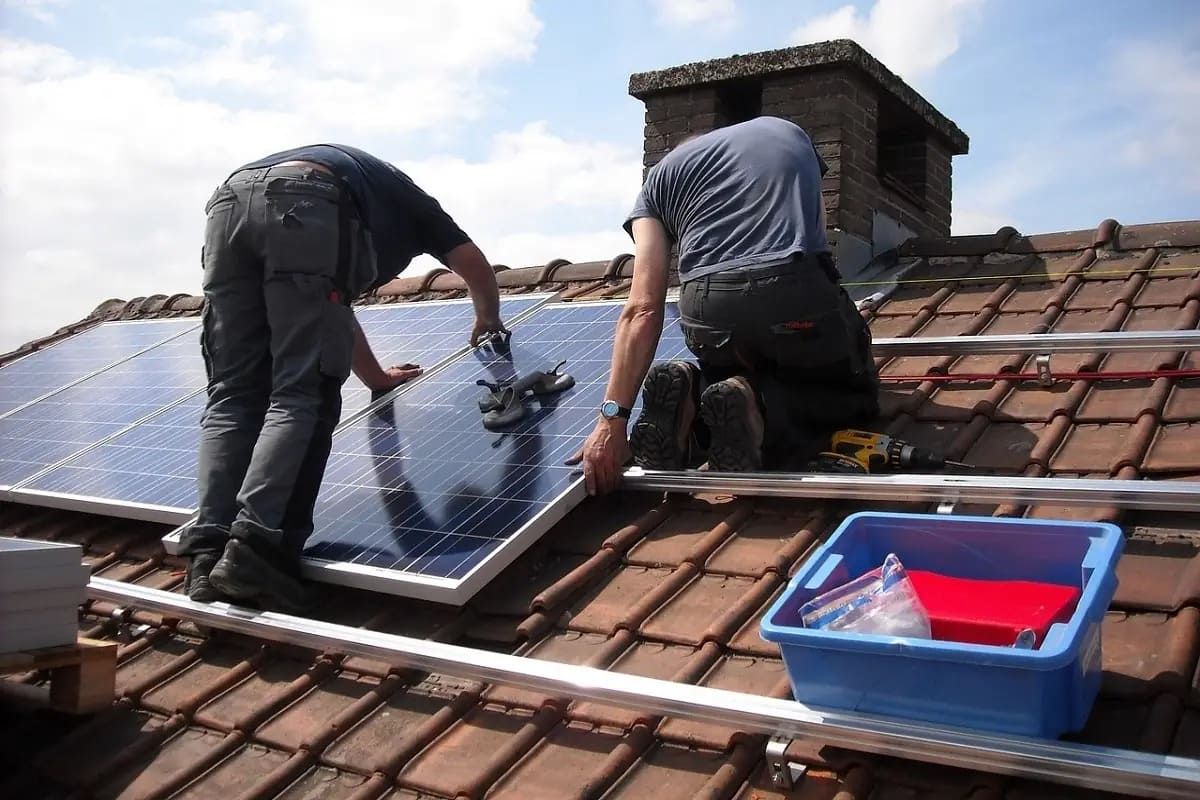 découvrez nos services de dépannage pour panneaux solaires. nos experts sont à votre disposition pour diagnostiquer et résoudre rapidement tout problème lié à votre installation. assurez la performance et la durabilité de votre système solaire avec notre assistance professionnelle.