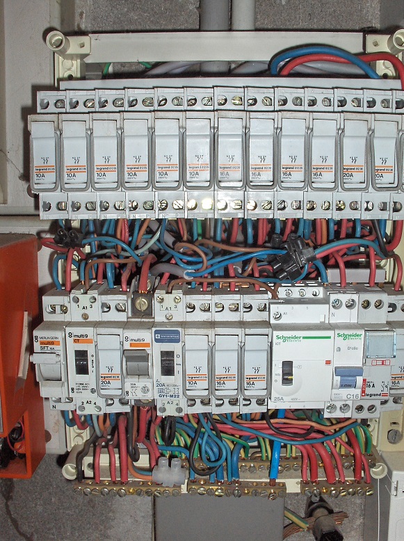 découvrez les causes d'un disjoncteur qui saute et comment y remédier. apprenez à identifier les problèmes électriques et à assurer la sécurité de votre installation. solutions et conseils pratiques pour éviter les interruptions de courant.