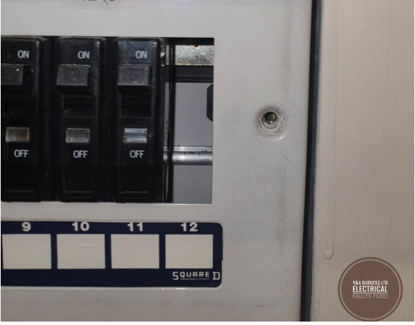 découvrez les signes d'un disjoncteur endommagé et apprenez comment le remplacer ou le réparer pour assurer la sécurité de votre installation électrique. protégez votre maison des pannes et des risques électriques.