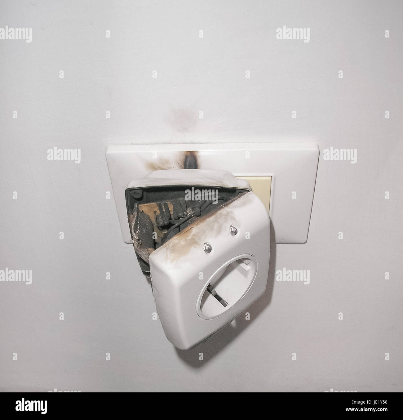 découvrez les signes indiquant un disjoncteur endommagé et apprenez comment le remplacer ou le réparer en toute sécurité. protégez votre installation électrique et évitez les risques avec nos conseils pratiques.