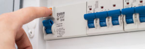 découvrez les causes possibles du disjoncteur qui saute et comment résoudre ce problème électrique courant. protégez votre maison et votre famille en apprenant à identifier les dysfonctionnements et à rétablir la sécurité de votre installation électrique.