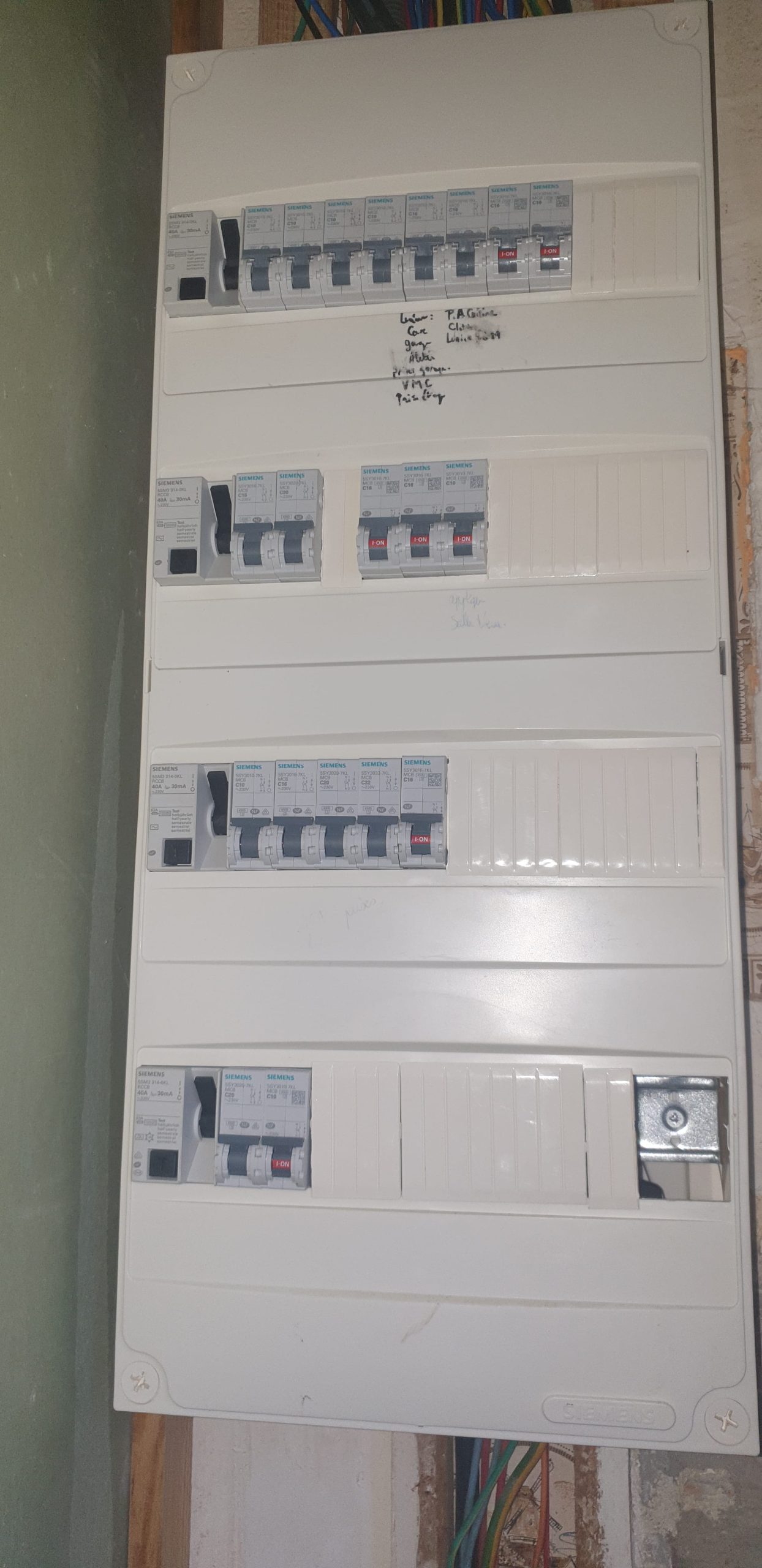 découvrez les causes possibles pour lesquelles votre disjoncteur peut sauter et comment y remédier efficacement. apprenez à identifier les problèmes électriques courants et à garantir la sécurité de votre installation électrique.