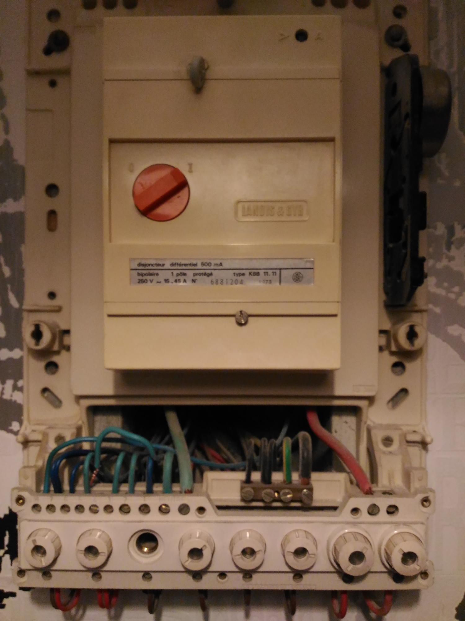 découvrez les causes possibles et les solutions pour un disjoncteur qui saute. apprenez à identifier les problèmes de votre installation électrique et comment y remédier pour garantir la sécurité de votre habitat.