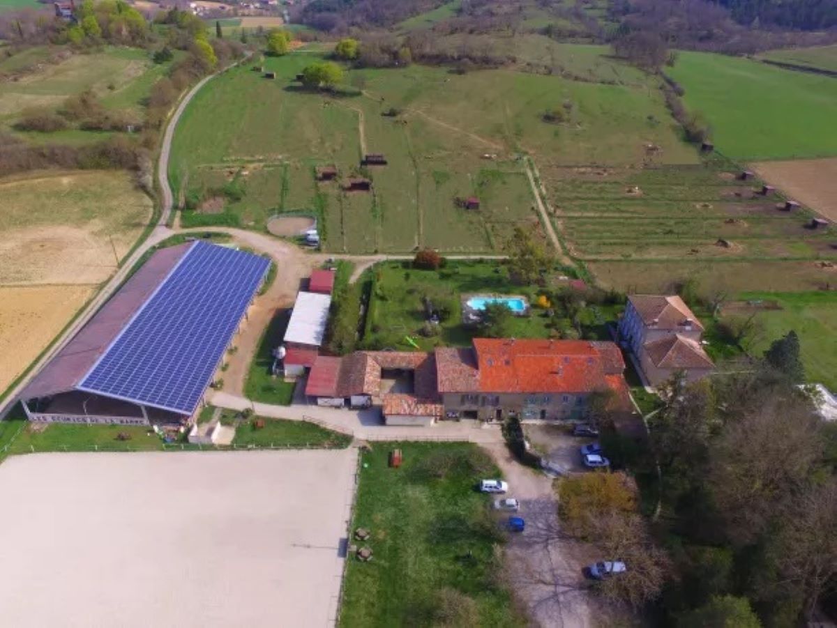 découvrez l'écurie solaire, un espace innovant où la passion équestre rencontre l'énergie durable. profitez de services équestres de qualité tout en préservant notre planète grâce aux installations alimentées par l'énergie solaire. rejoignez-nous pour un avenir équestre respectueux de l'environnement!