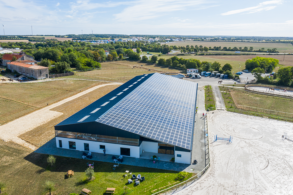 découvrez notre écurie solaire, un espace innovant alliant passion équestre et respect de l'environnement. offrez à vos chevaux un cadre de vie lumineux et durable grâce à nos installations alimentées par l'énergie solaire. rejoignez-nous pour vivre des moments inoubliables tout en préservant notre planète.
