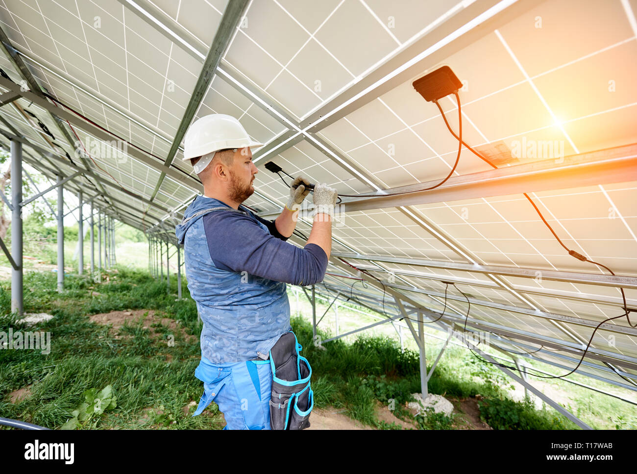 découvrez nos services d'électricien spécialisé en photovoltaïque (pv). nous vous accompagnons dans l'installation, la maintenance et l'optimisation de vos panneaux solaires pour maximiser votre production d'énergie verte. contactez-nous pour un devis personnalisé.