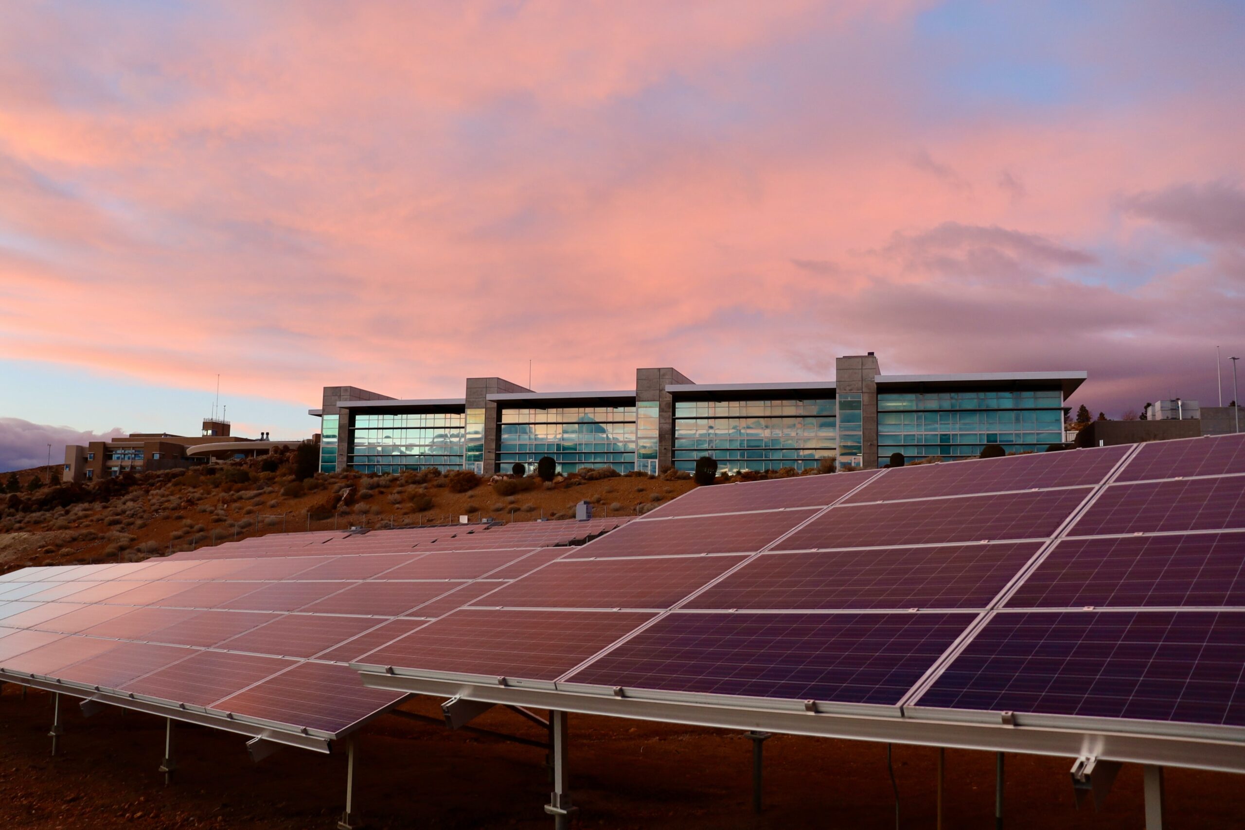 découvrez les enjeux et opportunités offerts par l'énergie photovoltaïque, une solution durable et innovante pour répondre aux défis énergétiques contemporains. analyse des bénéfices économiques, environnementaux et les montées en puissance des technologies solaires.