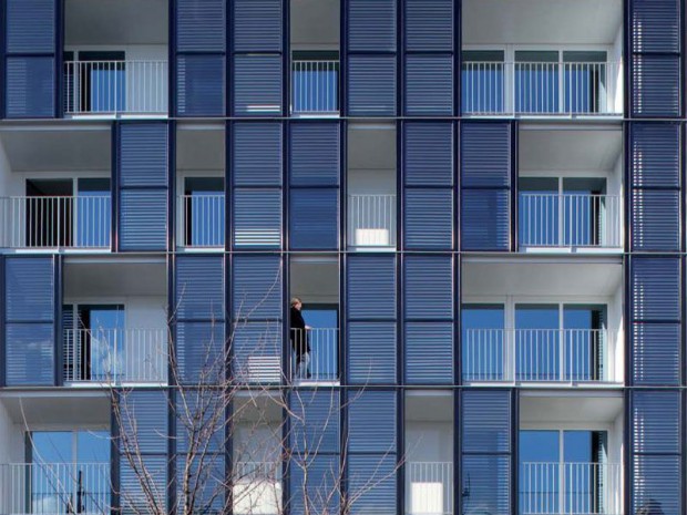 découvrez comment les façades solaires transforment l'architecture moderne en alliant esthétique et performance énergétique. explorez les avantages de l'intégration de photovoltaïques dans les bâtiments pour un avenir durable.