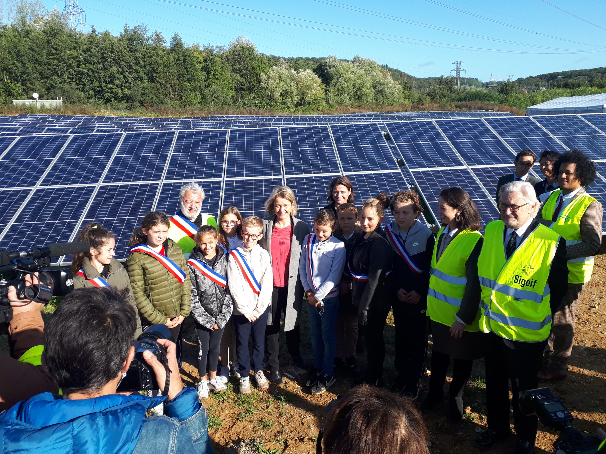 découvrez notre ferme solaire, une solution innovante pour produire de l'énergie renouvelable tout en préservant l'environnement. engagez-vous pour un futur durable grâce à notre technologie solaire performante et respectueuse de la nature.