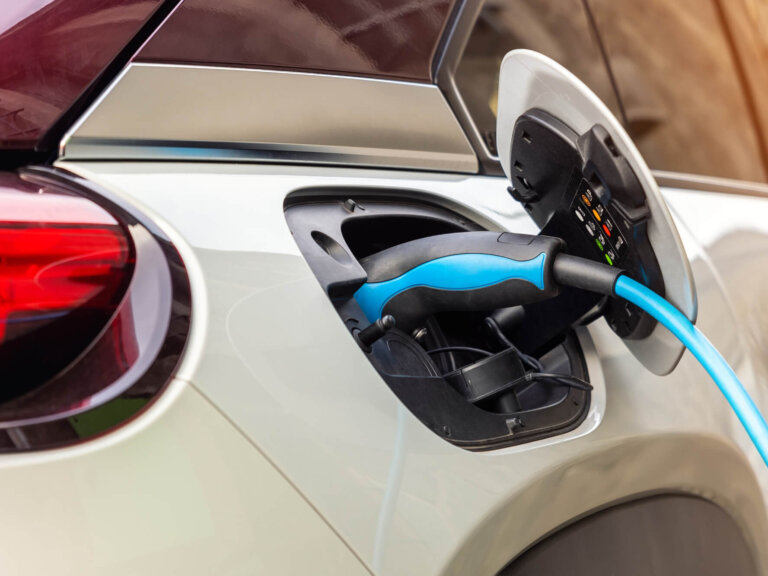 découvrez les avantages et l'innovation des voitures électriques. optez pour une conduite écologique, une économie de carburant et une technologie de pointe tout en respectant l'environnement. explorez notre sélection de modèles de voitures électriques pour un futur durable.