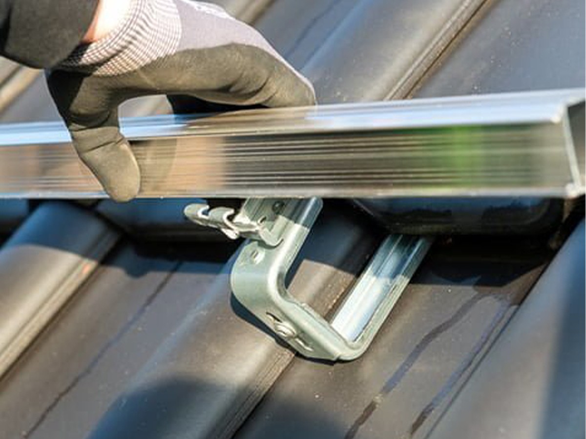 découvrez nos solutions innovantes de fixation solaire pour tuiles, idéales pour optimiser l'installation de vos panneaux photovoltaïques. profitez d'une sécurité renforcée et d'une performance accrue pour votre système solaire.