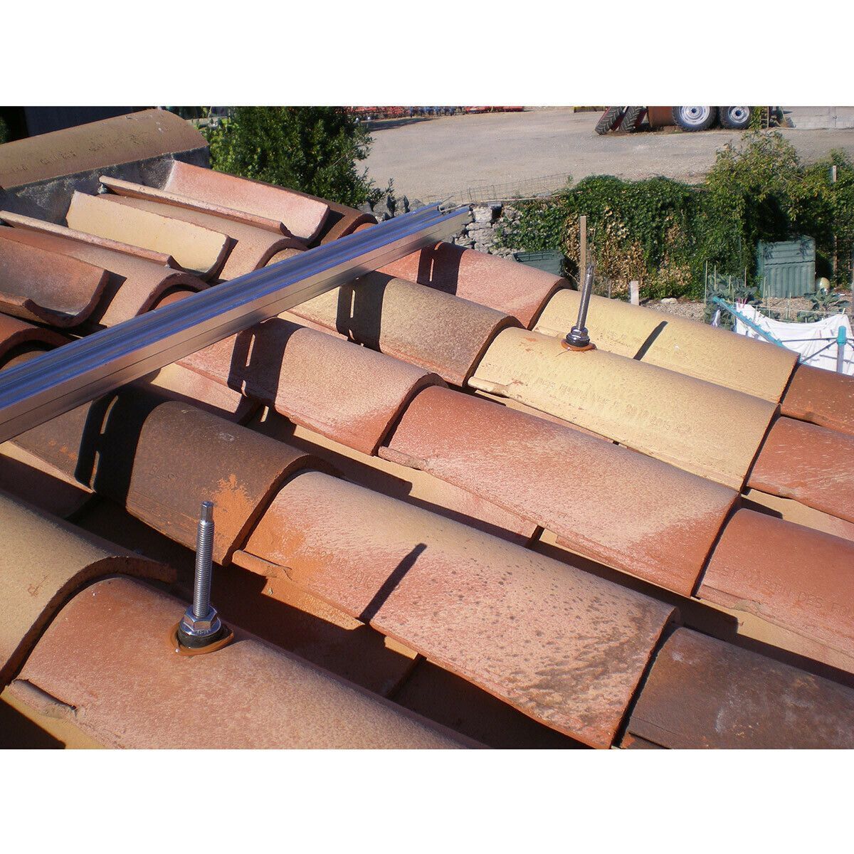découvrez nos solutions innovantes de fixation solaire pour tuiles. optimisez l'installation de vos panneaux photovoltaïques avec des systèmes adaptés, garantissant robustesse et performance. profitez d'une énergie solaire propre et efficace grâce à nos produits fiables.