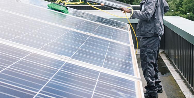 découvrez notre formation photovoltaïque complète et pratique, conçue pour vous initier aux systèmes solaires. apprenez à installer, entretenir et optimiser les panneaux photovoltaïques tout en maîtrisant les aspects techniques et réglementaires. lancez-vous dans une carrière d'avenir dans les énergies renouvelables !