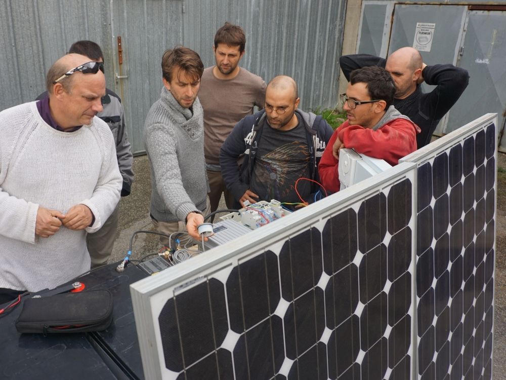 découvrez notre formation photovoltaïque complète pour acquérir les compétences nécessaires à l'installation et à la maintenance de systèmes solaires. apprenez auprès d'experts du secteur et bénéficiez d'une formation pratique et théorique adaptée aux enjeux énergétiques actuels.