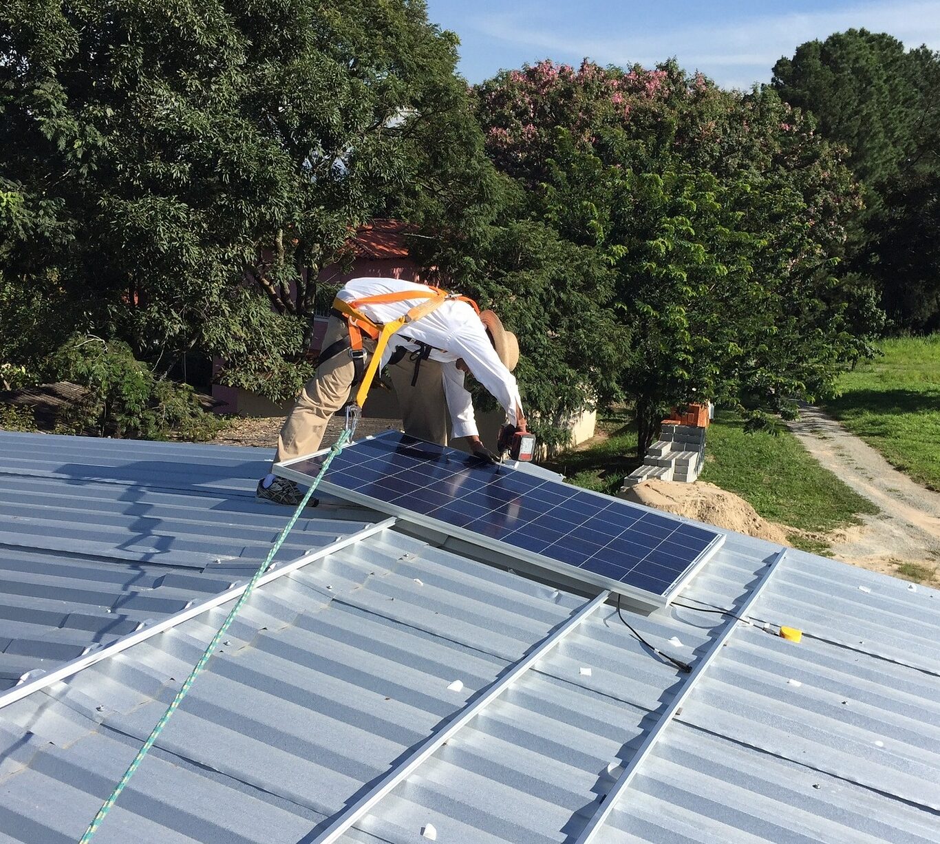 découvrez notre formation photovoltaïque complète pour maîtriser l'énergie solaire. apprenez les techniques d'installation, de maintenance et d'optimisation des systèmes photovoltaïques. rejoignez-nous pour devenir un expert en énergies renouvelables et contribuer à la transition énergétique.