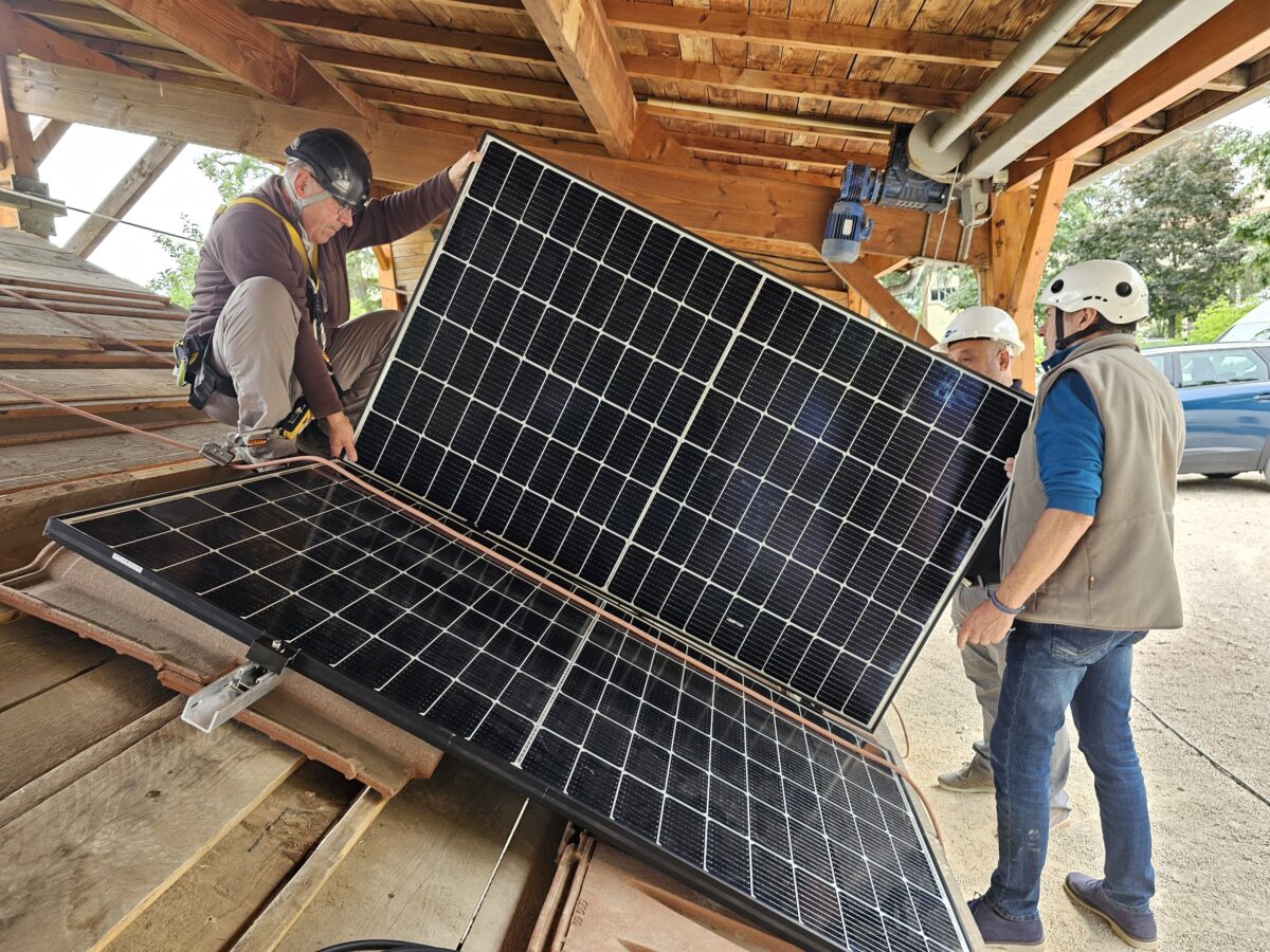 découvrez notre formation photovoltaïque complète qui vous permettra d'acquérir les compétences nécessaires pour concevoir, installer et entretenir des systèmes solaires. apprenez des experts du secteur et devenez un acteur clé de la transition énergétique.