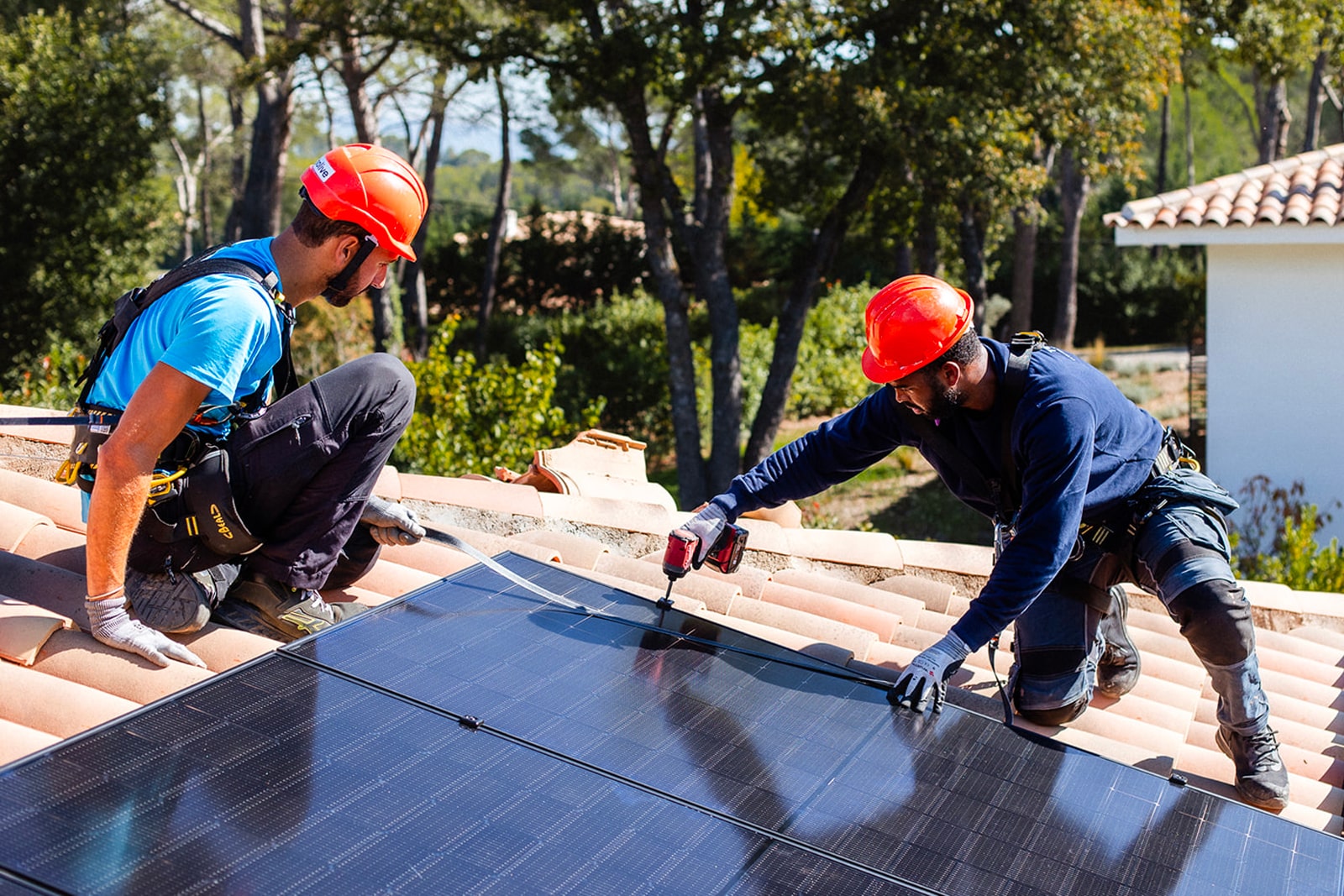découvrez notre formation photovoltaïque à lyon, conçue pour vous initier aux installations solaires et aux énergies renouvelables. apprenez les techniques essentielles pour devenir un professionnel compétent dans le domaine du photovoltaïque et contribuez à un avenir durable.