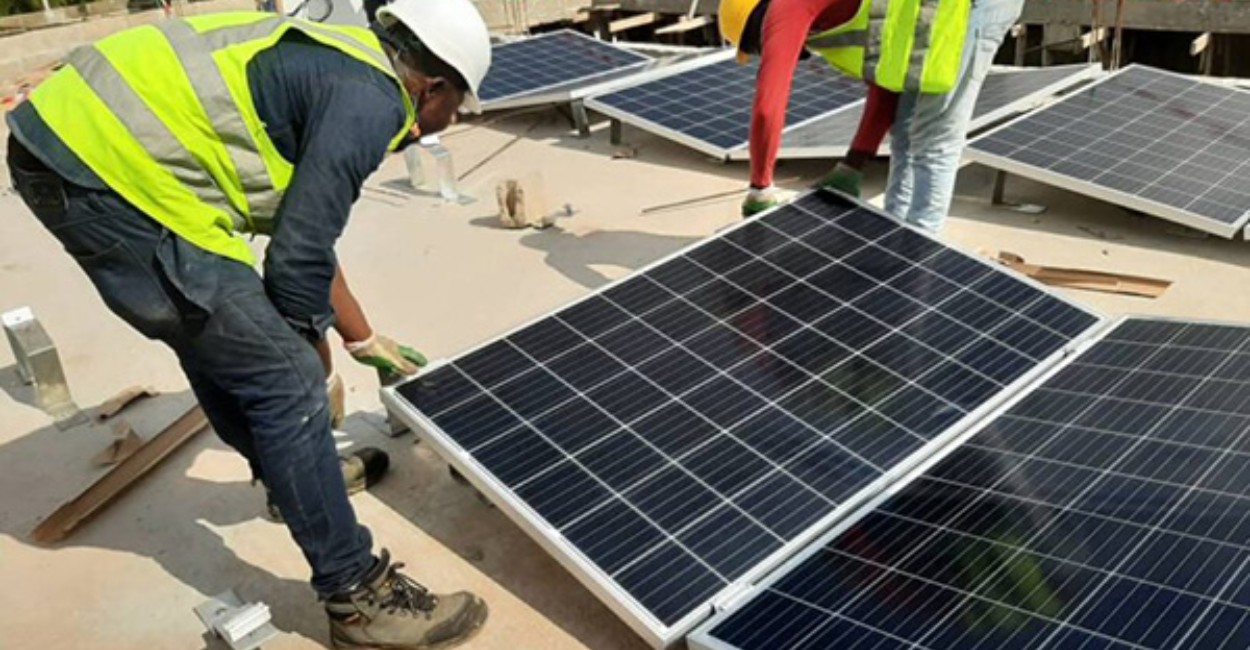 découvrez notre formation photovoltaïque complète pour maîtriser les technologies solaires et optimiser l'installation de panneaux photovoltaïques. apprenez les bonnes pratiques, les réglementations et les techniques indispensables pour devenir un expert en énergie renouvelable.