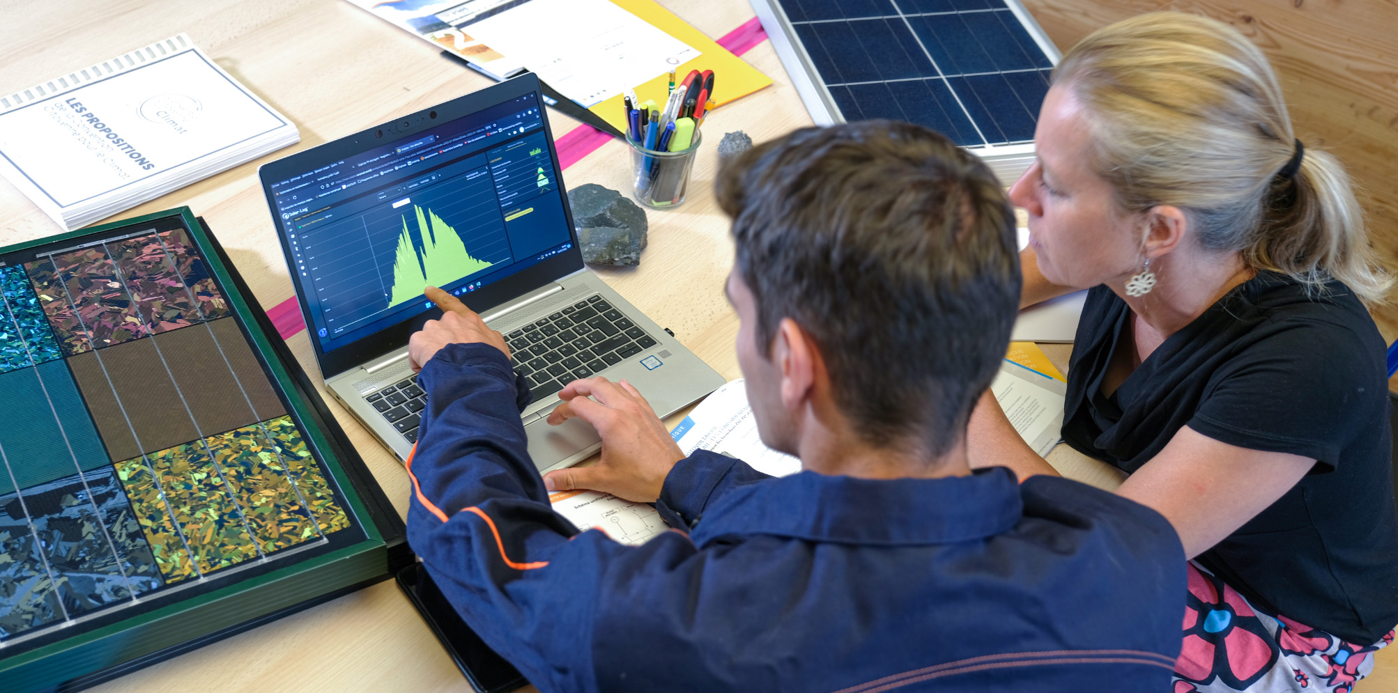 découvrez notre formation complète sur les systèmes solaires photovoltaïques (pv) et apprenez à concevoir, installer et entretenir des installations solaires performantes. idéale pour les professionnels et les passionnés d'énergie renouvelable.