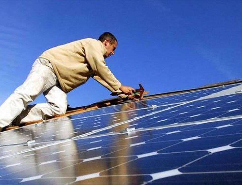 découvrez le forum photovoltaïque, votre espace d'échange et d'information sur l'énergie solaire. participez à des discussions enrichissantes, partagez vos expériences et trouvez des solutions innovantes pour maximiser l'efficacité de vos installations photovoltaïques.