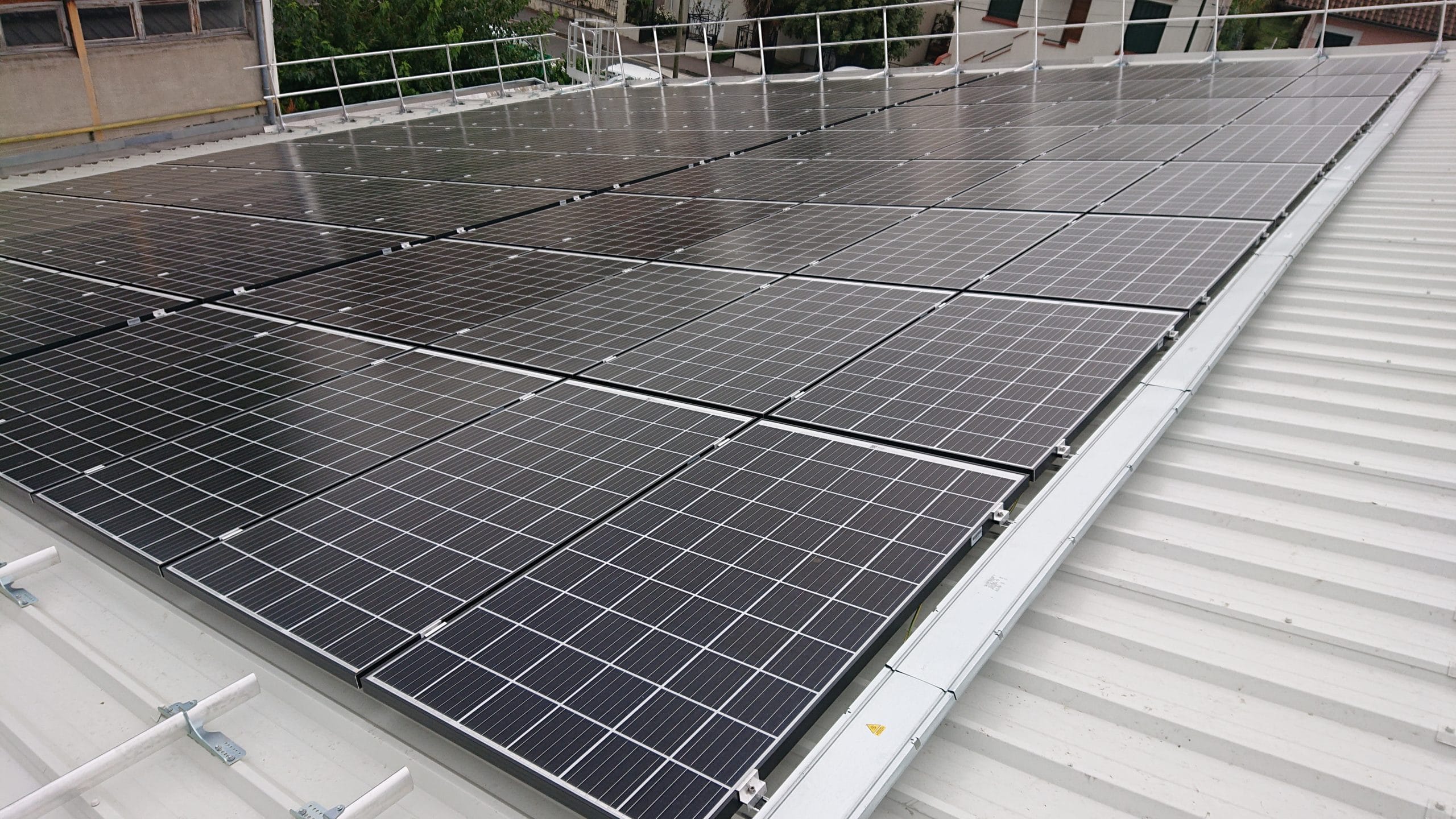 découvrez les forums dédiés aux systèmes photovoltaïques de 9 kwc. échangez avec des experts, partagez des retours d'expérience et trouvez des conseils pratiques pour optimiser votre installation solaire. rejoignez la communauté solaire dès aujourd'hui !