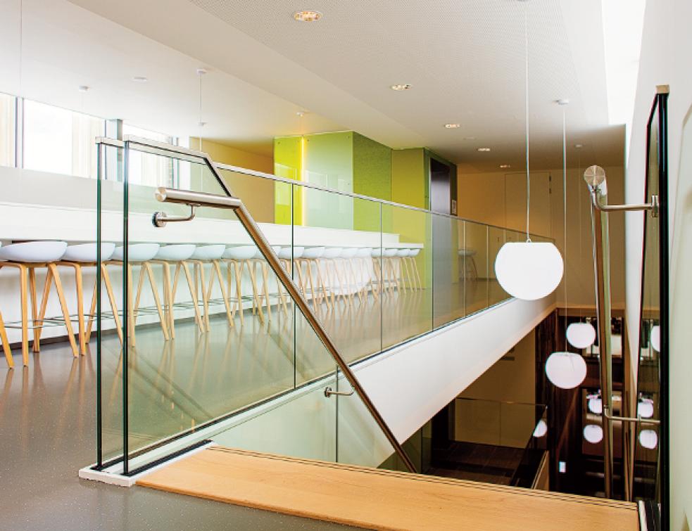 découvrez notre gamme de garde-corps en polyvinyle (pv) alliant sécurité et esthétisme. idéals pour balcons, terrasses et escaliers, nos garde-corps respectent les normes de sécurité tout en offrant une touche moderne à votre espace. profitez de solutions durables et élégantes pour protéger votre habitat.