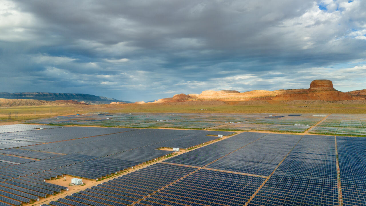 découvrez notre grande centrale solaire, un projet innovant dédié à la production d'énergie renouvelable. en optimisant l'utilisation de l'énergie solaire, cette installation contribue à un avenir plus durable tout en réduisant l'empreinte carbone. rejoignez-nous dans la transition énergétique !