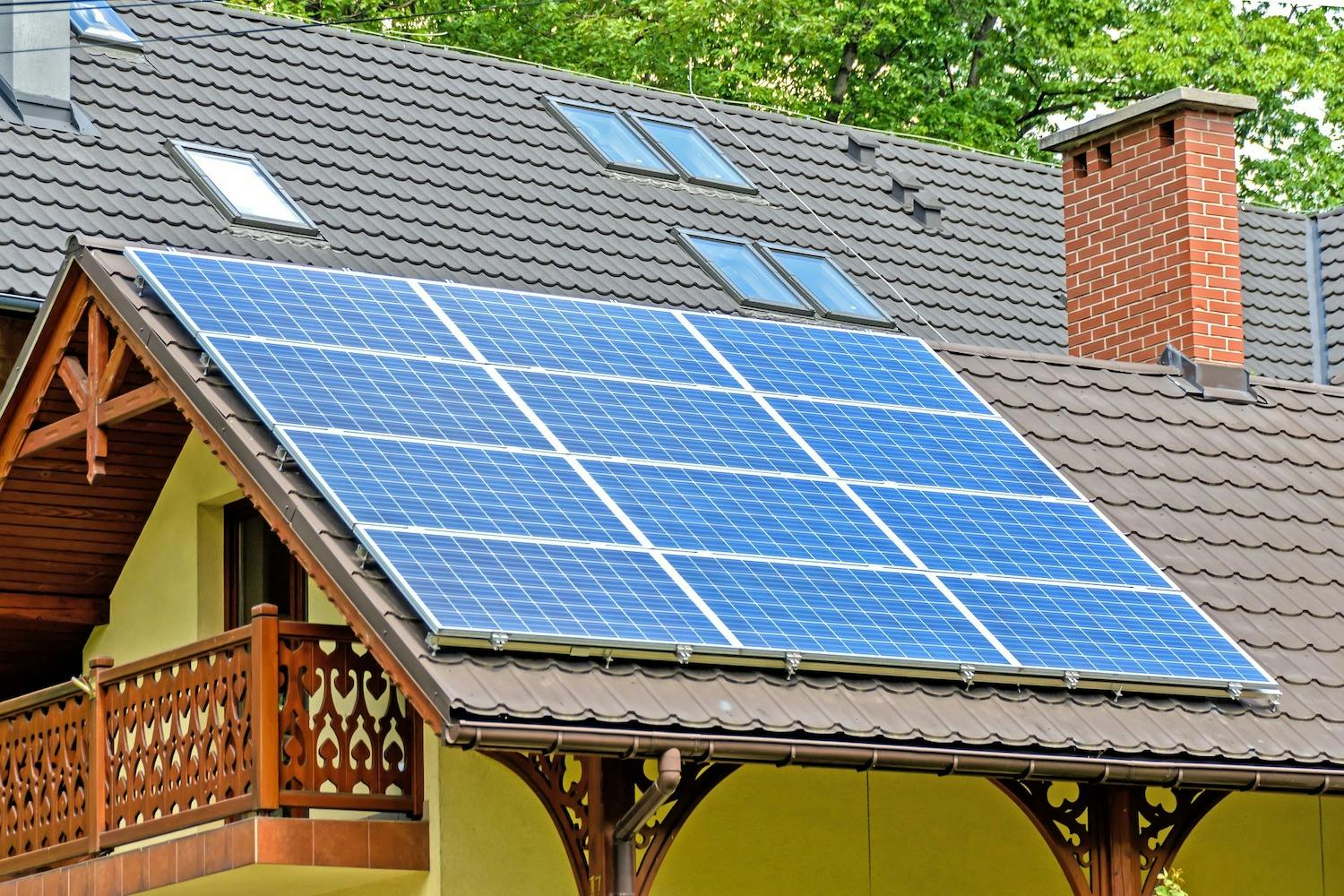 découvrez notre guide complet sur les panneaux solaires : fonctionnement, avantages, coûts et conseils d'installation pour vous aider à passer à l'énergie solaire et réduire votre empreinte carbone.