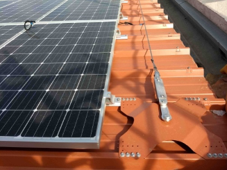 découvrez notre guide complet sur les panneaux photovoltaïques (pv) pour optimiser votre production d'énergie solaire. apprenez les avantages, l'installation, l'entretien et les aides disponibles pour un projet réussi et durable.