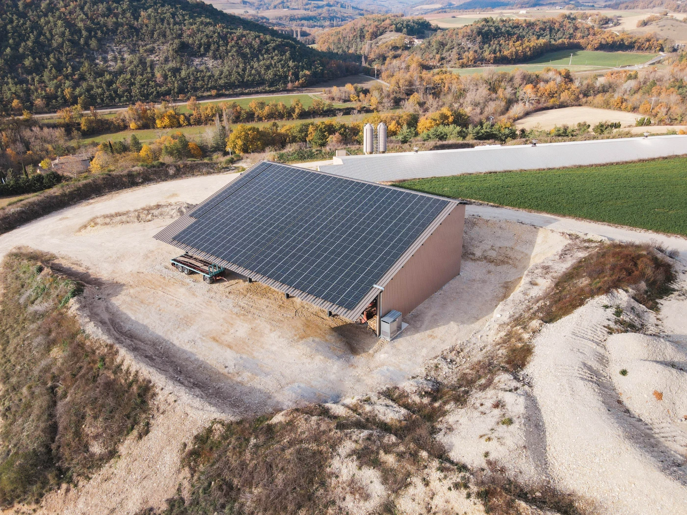 découvrez notre hangar photovoltaïque de 100 kwc, une solution durable pour optimiser votre production d'énergie solaire. profitez d'une installation robuste et performante qui réduit vos coûts énergétiques et contribue à la transition écologique.