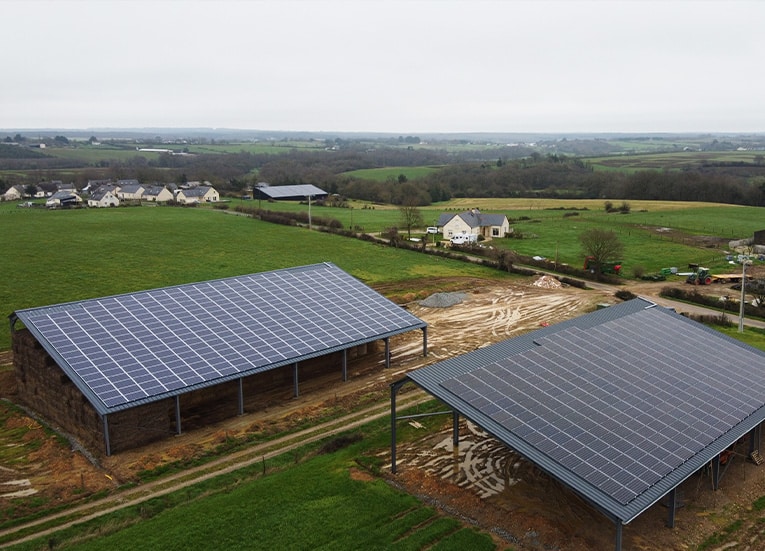 découvrez notre hangar solaire, une solution innovante pour maximiser l'énergie renouvelable dans vos espaces extérieurs. conçu pour optimiser l'utilisation de l'énergie solaire tout en offrant un abri sécurisé, ce hangar vous permet de réduire votre empreinte carbone tout en profitant d'un espace pratique et fonctionnel.