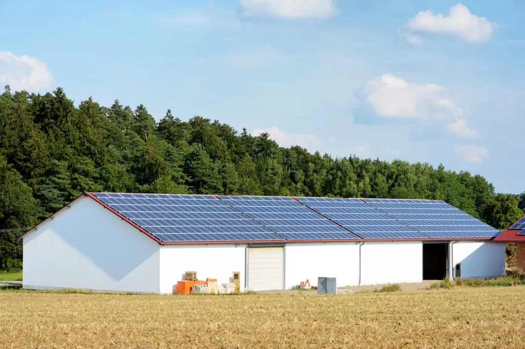 découvrez les avantages d'un hangar solaire, une solution innovante et durable pour stocker vos biens tout en produisant de l'énergie renouvelable. optimisez votre espace avec des panneaux solaires intégrés, réduisez votre empreinte carbone et faites des économies sur vos factures d'énergie.