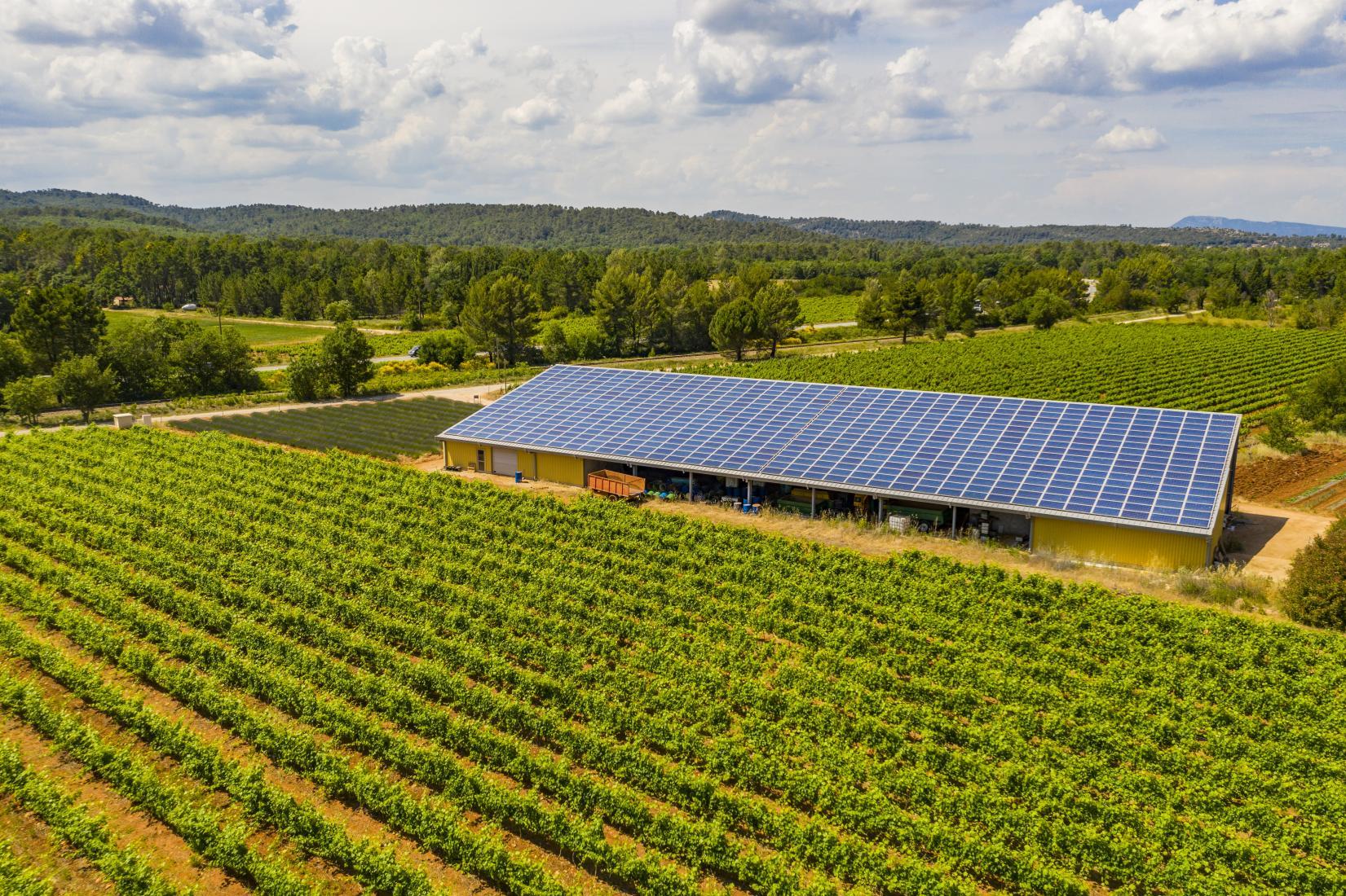 découvrez les hangars solaires, une solution innovante et durable pour abriter vos biens tout en produisant de l'énergie renouvelable. optez pour un abri écologique qui réduit votre empreinte carbone et optimise l'espace.