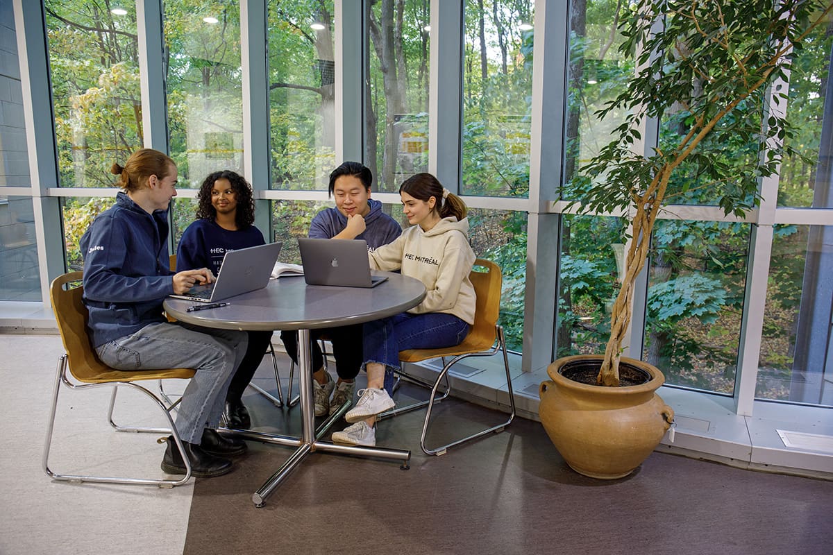 découvrez les avis sur hec, l'une des écoles de commerce les plus prestigieuses de france. consultez les témoignages d'anciens élèves, les points forts et les axes d'amélioration de cette institution réputée pour son excellence académique et ses débouchés professionnels.