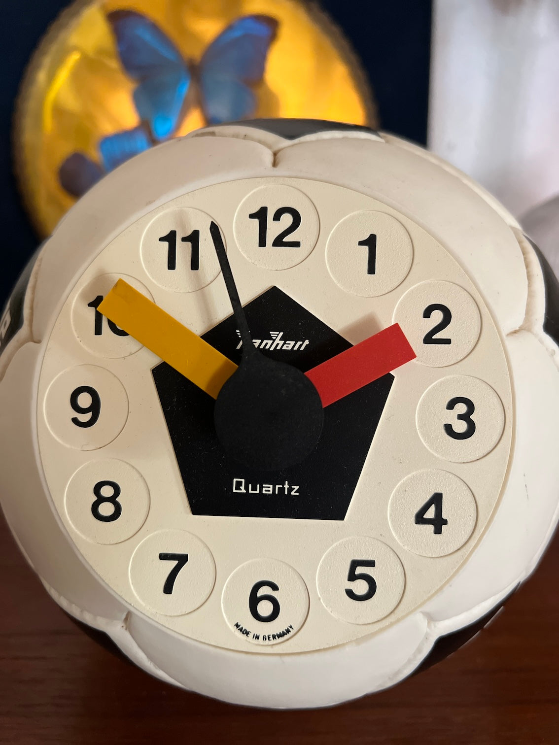 découvrez notre horloge ballon, un objet décoratif original alliant style et fonctionnalité. parfaite pour apporter une touche ludique à votre intérieur, cette horloge unique s'intègre harmonieusement dans toutes les pièces. ne manquez pas l'occasion de faire un cadeau mémorable ou d'enrichir votre propre collection !