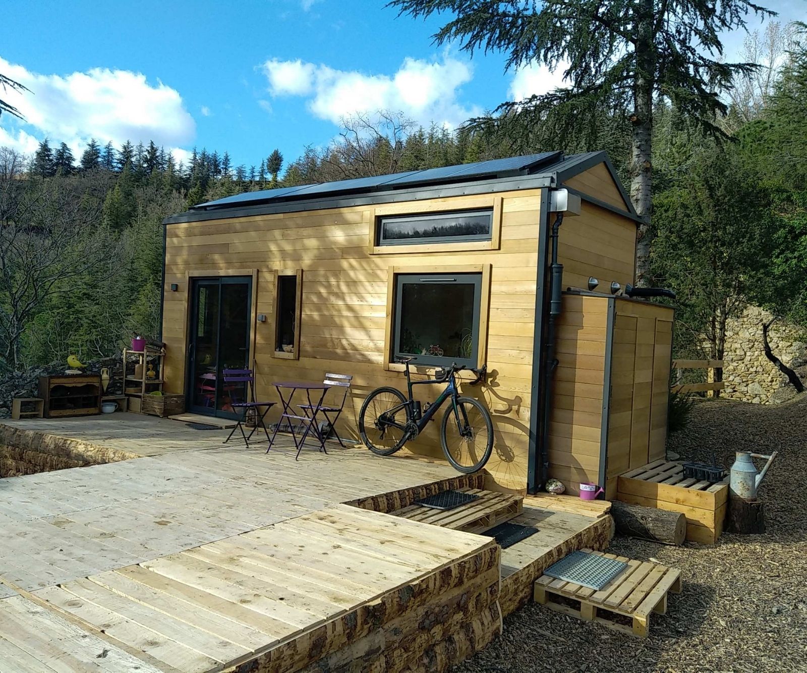 découvrez l'impact des systèmes photovoltaïques installés sur les cabanons. maximisez votre autonomie énergétique tout en contribuant à la protection de l'environnement. informez-vous sur les avantages, les économies d'énergie et l'importance de l'énergie solaire dans les espaces extérieurs.