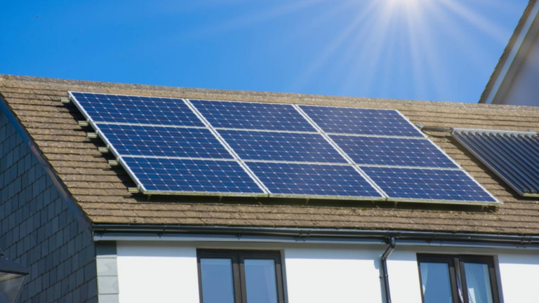 découvrez comment optimiser vos investissements photovoltaïques grâce aux avantages fiscaux. apprenez tout sur les impôts sur l'investissement solaire et maximisez vos économies tout en contribuant à une énergie verte.