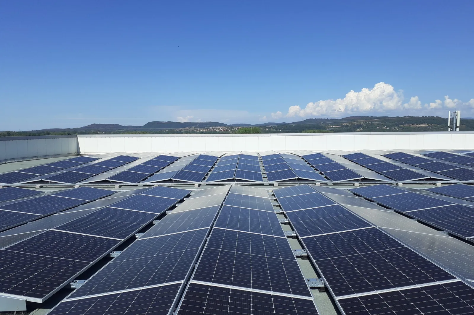 découvrez les avantages des systèmes photovoltaïques pour produire votre propre énergie verte. apprenez comment installer des panneaux solaires, optimiser votre consommation et réduire votre empreinte carbone tout en faisant des économies sur votre facture d'électricité.