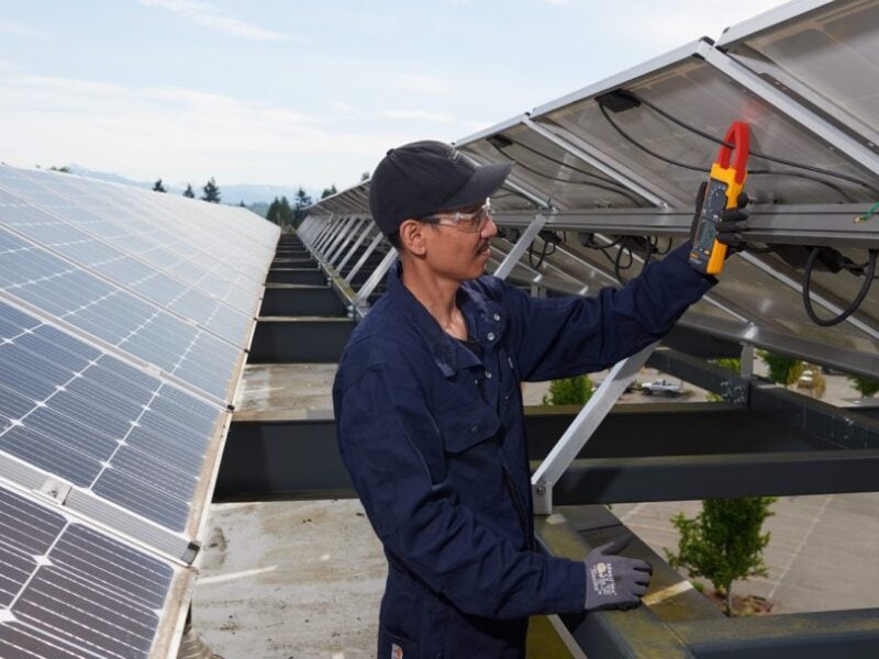 découvrez comment installer des panneaux photovoltaïques (pv) chez vous pour produire votre propre électricité verte. suivez nos étapes simples et conseils pratiques pour une installation réussie et rentable.