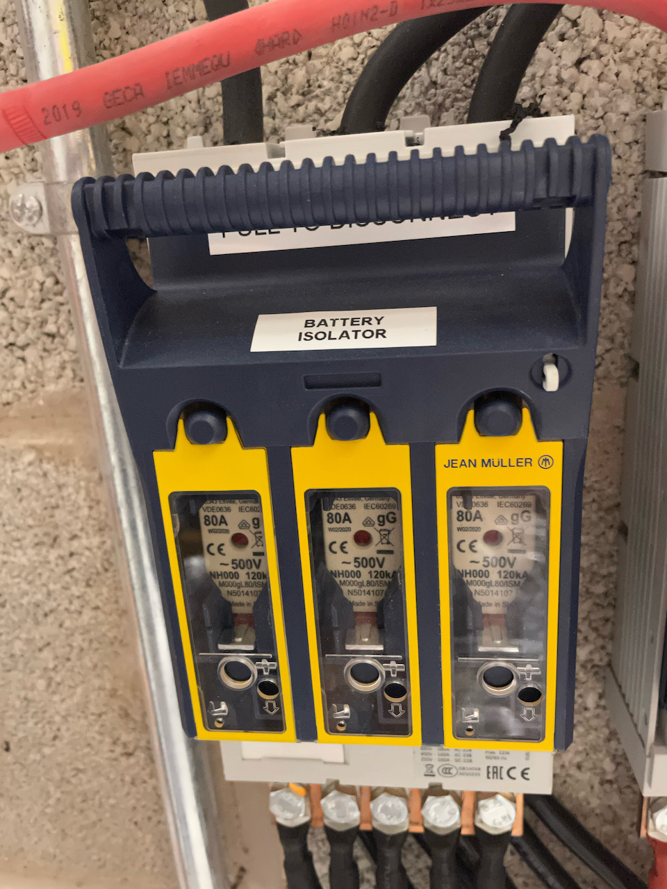 découvrez notre guide complet pour l'installation du sofar me3000sp, un onduleur de haute performance. apprenez étape par étape comment mettre en place cet équipement solaire pour optimiser votre système d'énergie renouvelable.