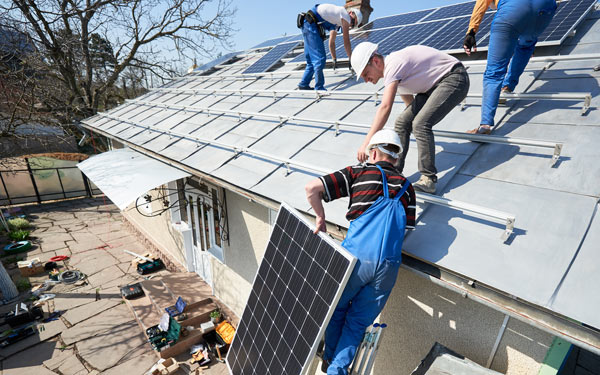 découvrez comment installer des panneaux photovoltaïques chez vous pour bénéficier de l'énergie solaire, réduire vos factures d'électricité et contribuer à la protection de l'environnement. suivez notre guide étape par étape pour optimiser votre installation.