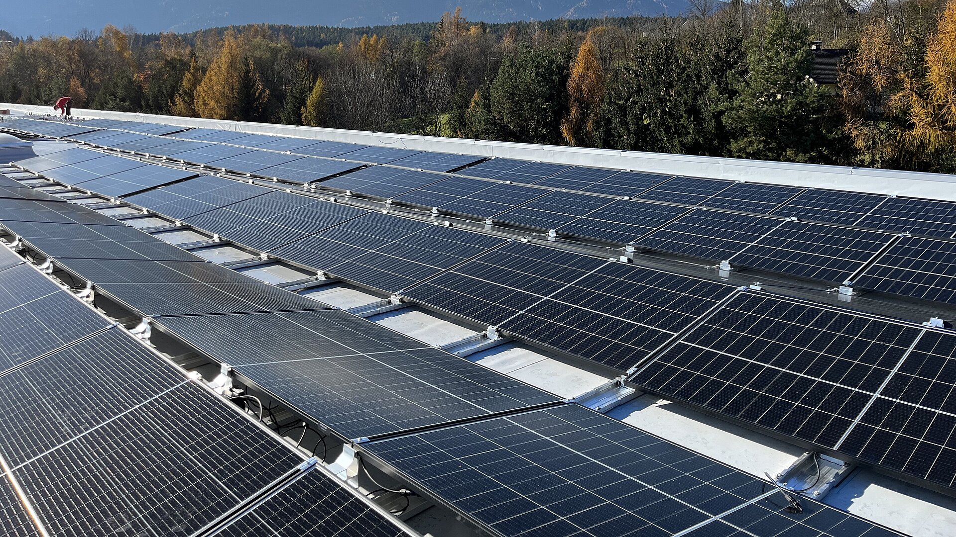 découvrez comment installer des panneaux photovoltaïques (pv) chez vous pour profiter d'une énergie renouvelable et réduire vos factures d'électricité. suivez nos conseils pratiques et astuces pour un montage efficace et sécurisé.