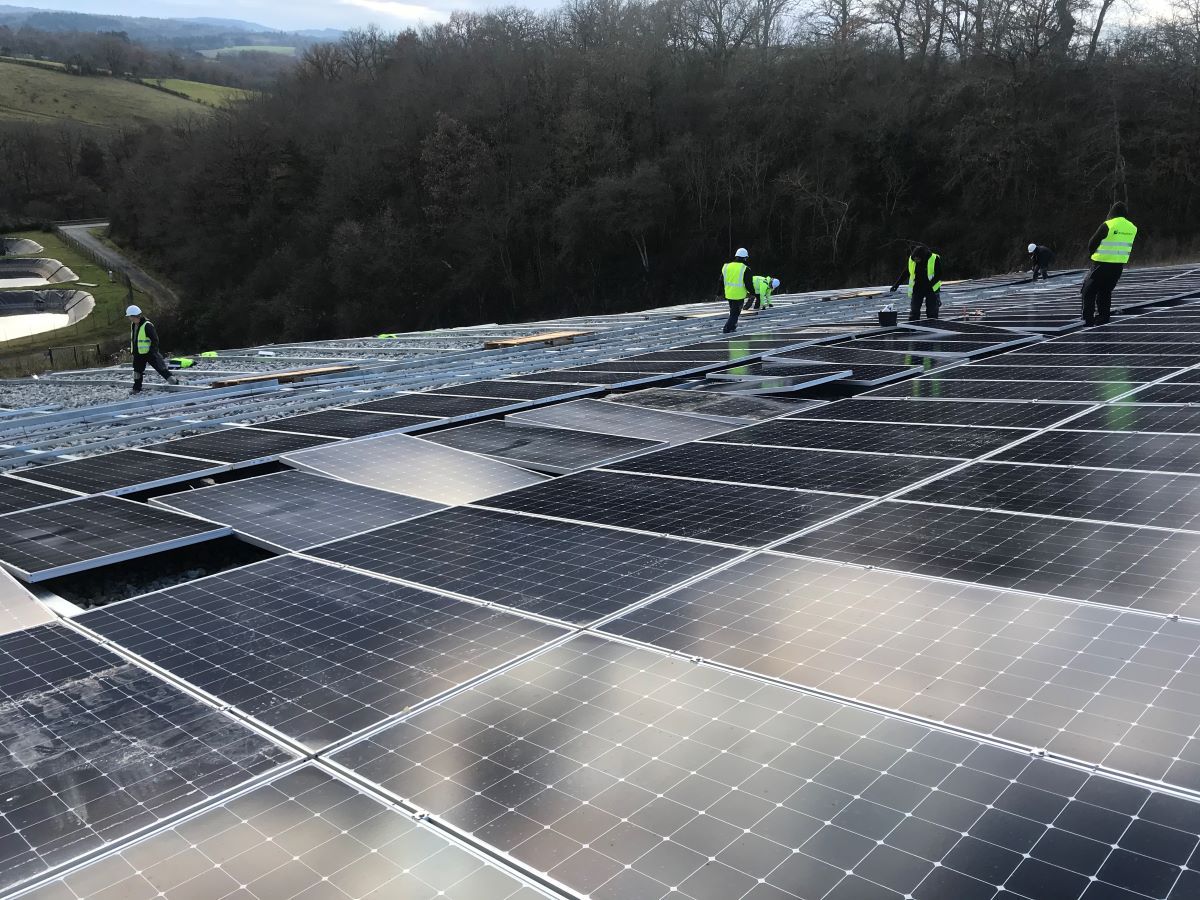 découvrez comment investir dans l'énergie solaire et profitez des avantages financiers et environnementaux. transformez votre engagement écologique en revenu durable grâce à des solutions innovantes et accessibles.