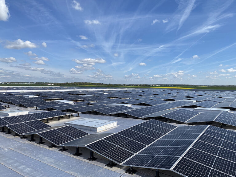 découvrez les avantages de l'énergie photovoltaïque : une solution durable et rentable pour produire votre électricité, réduire votre empreinte carbone et contribuer à la transition énergétique. explorez les technologies, les installations et les aides disponibles pour un avenir énergétique plus propre.