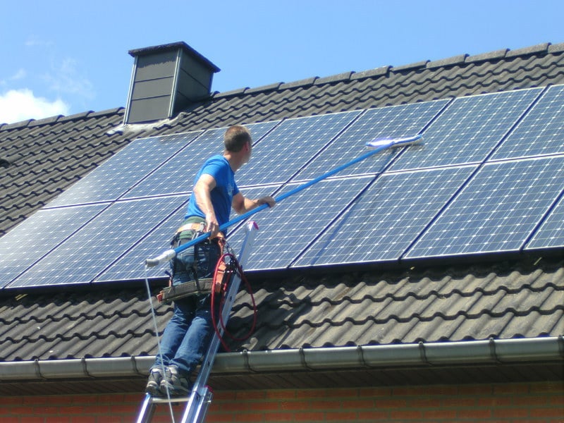 découvrez l'importance du lavage des panneaux photovoltaïques pour optimiser leur efficacité et prolonger leur durée de vie. apprenez les meilleures pratiques et conseils pour maintenir vos installations solaires propres et performantes.