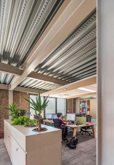 découvrez le hangar 1000 w, un espace de stockage polyvalent et robuste, idéal pour accueillir vos équipements et matériaux. profitez de sa capacité optimale et de sa durabilité pour répondre à tous vos besoins.